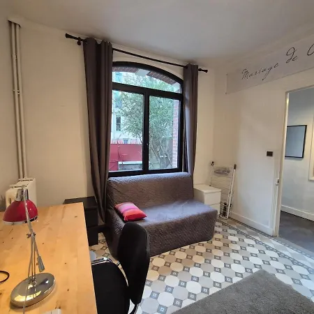 Brique Et Silex Terrasse Jardin Parking Villa *